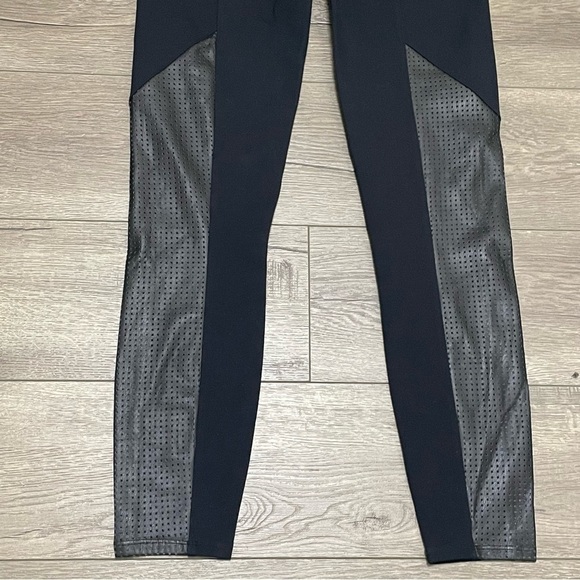 Spanx Perforated Faux Leather Panel Legging Very Black sz M - Picture 11 of 11